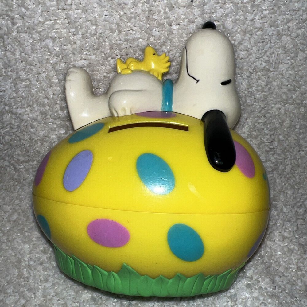 Whitman's Candies‎ Peanuts SNOOPY and WOODSTOCK Plastic Easter Egg Bank